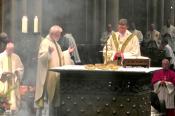 Die Neugeweihten konzelebrieren bei der Eucharistiefeier
