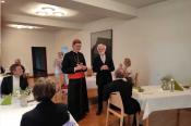 Besuch des Erzbischofs bei der kleinen Gästenschar im Priesterseminar