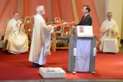 Überreichung Geschenk der Pfarrgemeinde 