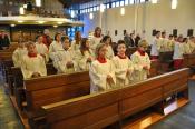 Alle Ministranten in Gewändern
