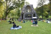 Familien auf Abstand vor der Chorruine