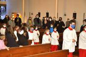 Nach dem Umziehen draußen kommen sie in den Gewändern in die Kirche