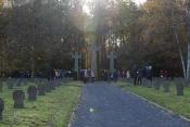 Nach und nach versammeln sich Besucherinnen und Besucher...
