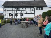 Am Peter Staffel Platz werden historische Hintergründe für den Kirchweg erläutert