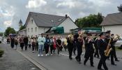 Über die Hauptstrasse geht es zum 2. Altar, die Feuerwehrkapelle begleitet die Lieder