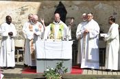 Conzelebranten zum Hochgebet um den Altar