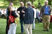 Bewegte Gespräche überall auf der Wiese