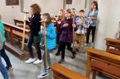 Richtig gehen usw. zeigen Christina, Lara und Anna