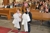 Josephine und Raphael mit Gewändern